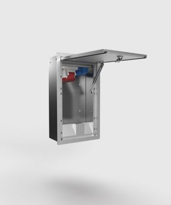 Wandverteiler 5511A Deckel-Tür offen mit CEE und Schuko bestückt