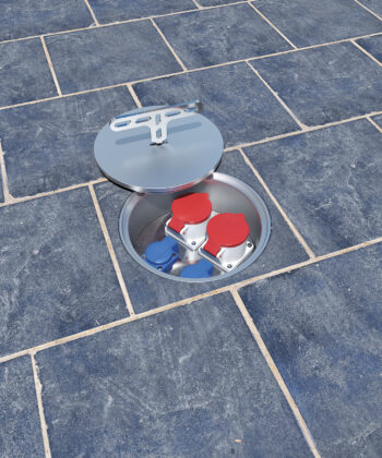 Bodentank 7022A rund im Außenbereich mit CEE und Schuko Deckel offen im Steinboden eingebaut