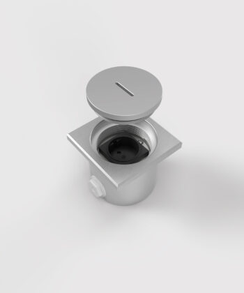 Bodensteckdose 7601AW für den Aussenbereich aus Aluminium Deckel offen angehoben Rahmen quadratisch