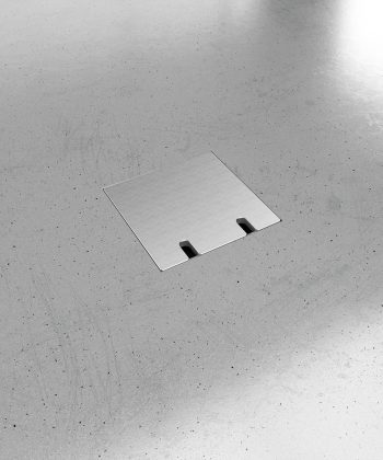 Bodensteckdose 8802A im Boden eingebaut Deckel geschlossen mit Kabelauslass