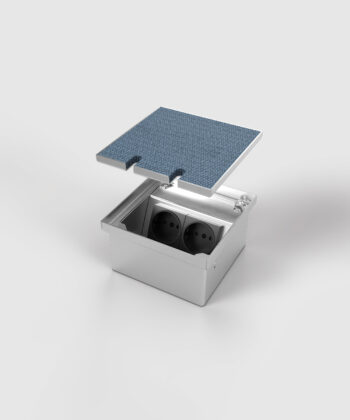 Bodensteckdose 8802T-1-1 mit zwei Schukos Deckel angehoben mit Teppichbodenbelag