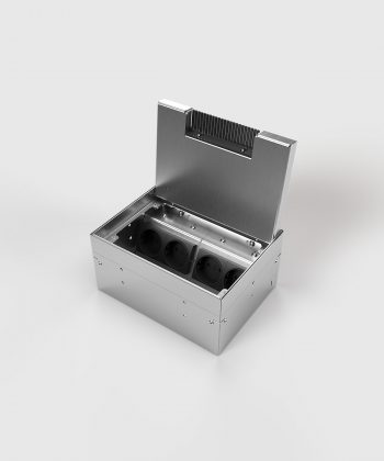 Bodentank 8904B mit 4 Schuko-Steckdosen Deckel offen mit Bürstenauslass