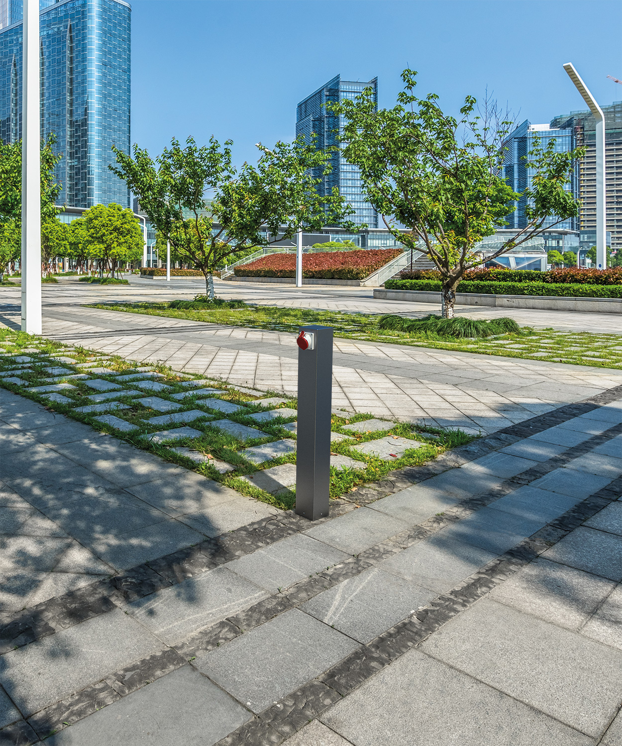 Stromsäule ES882-2-H1000 in Farbe DB703 mit CEE und Schuko Steckdose auf einem Platz