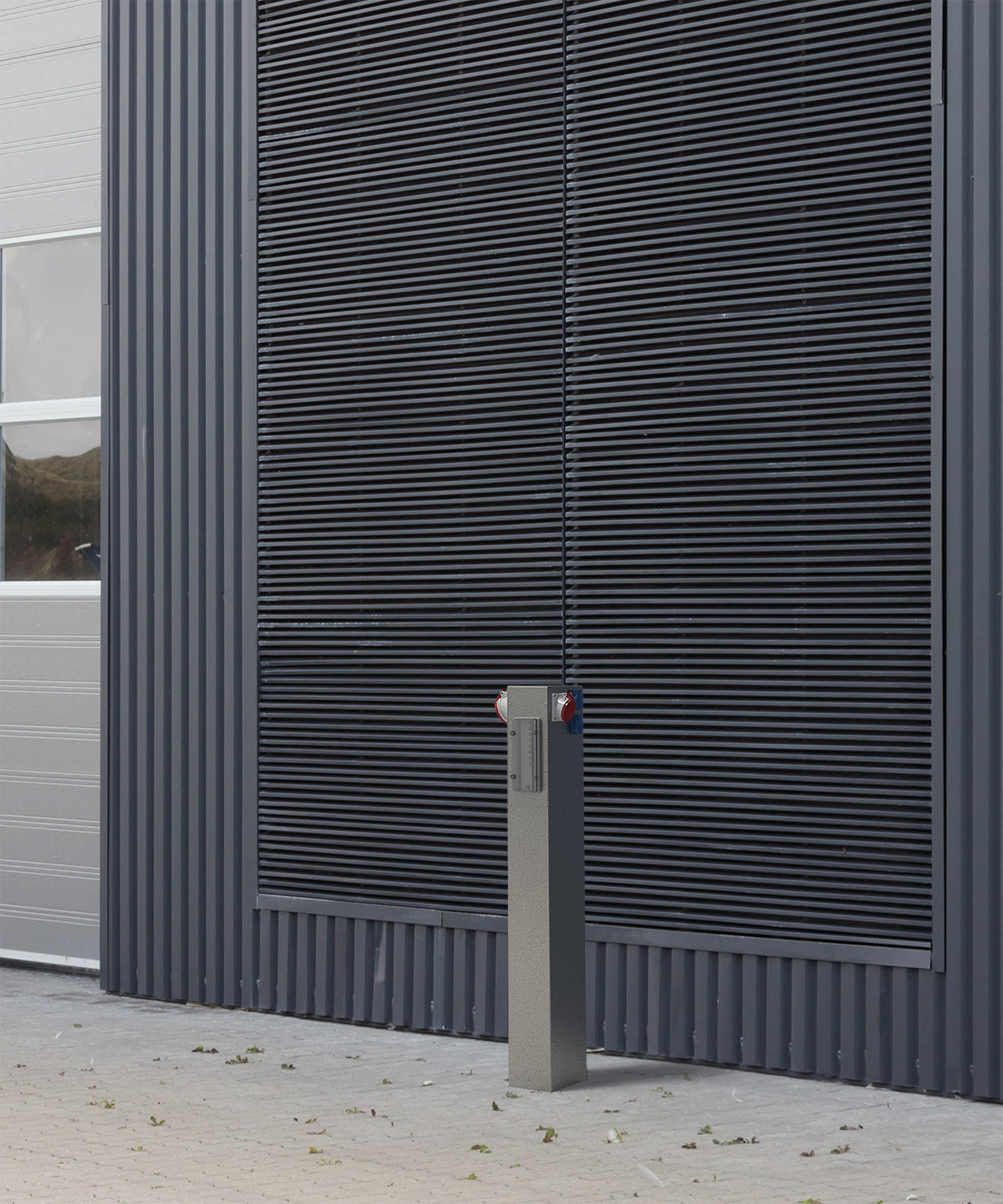 Steckdosensäule ES884-H1200 mit 2 x CEE und 4 x Schuko vor Industriegebäude