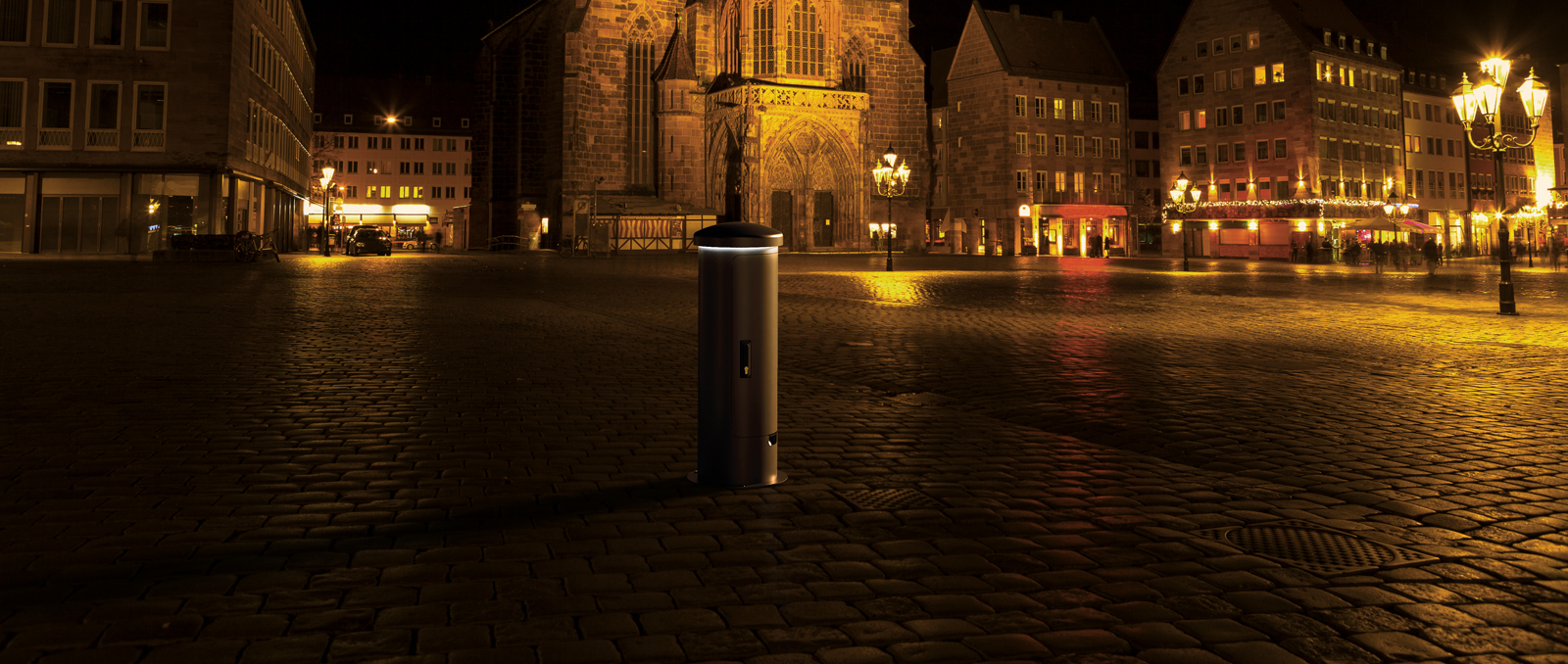 ESP24-Energiesäule-im-Dunkeln-auf-einem-Marktplatz-Banner-1600×678