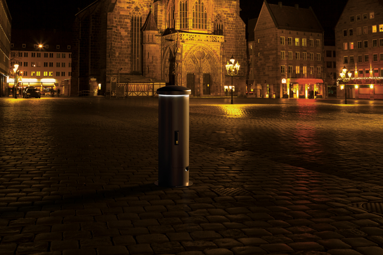 ESP24-Energiesäule-im-Dunkeln-auf-einem-Marktplatz-Banner-750×500